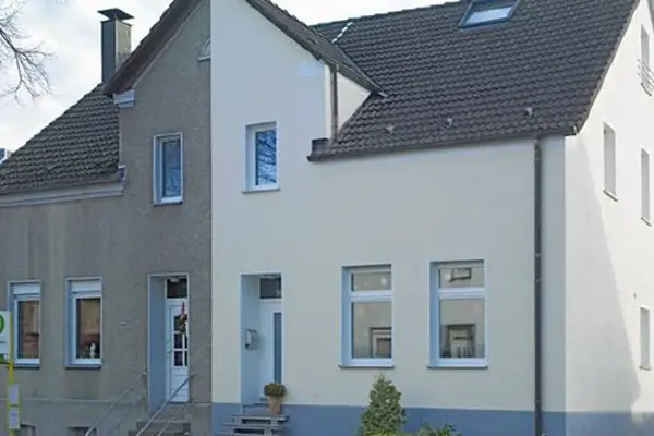 Eine Haushälfte wurde erneuert mit Wärmedämmumg und Fassade durch die Firma Malerbetrieb Biesalski in Herne